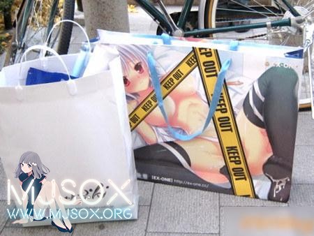 泥垢 宅男提工口纸袋上路引发万人围攻