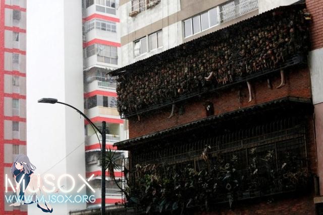 惊悚！外国男子收藏玩偶挤满阳台吓尿路人