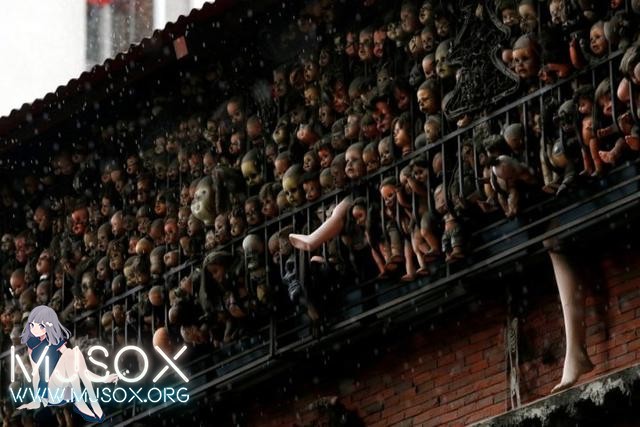 惊悚！外国男子收藏玩偶挤满阳台吓尿路人