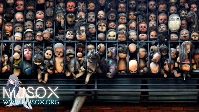 惊悚！外国男子收藏玩偶挤满阳台吓尿路人