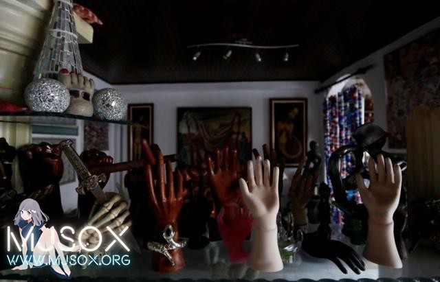 惊悚！外国男子收藏玩偶挤满阳台吓尿路人