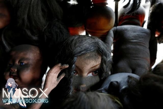 惊悚！外国男子收藏玩偶挤满阳台吓尿路人