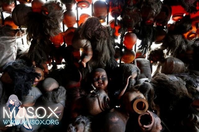 惊悚！外国男子收藏玩偶挤满阳台吓尿路人