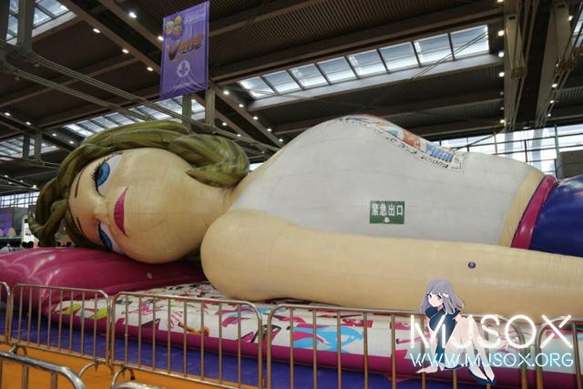吓人！28米充气娃娃亮相漫展