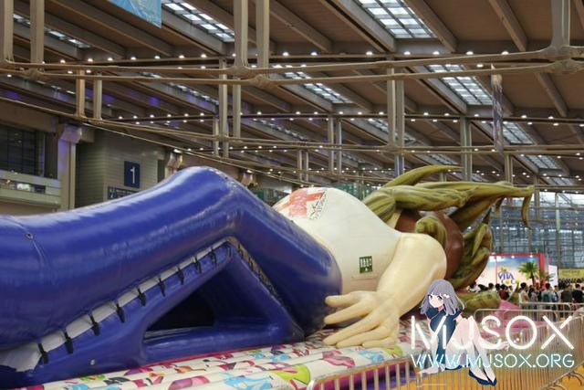 吓人！28米充气娃娃亮相漫展