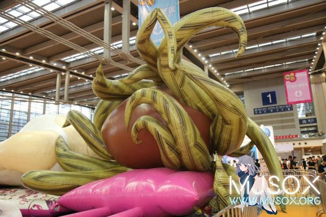 吓人！28米充气娃娃亮相漫展