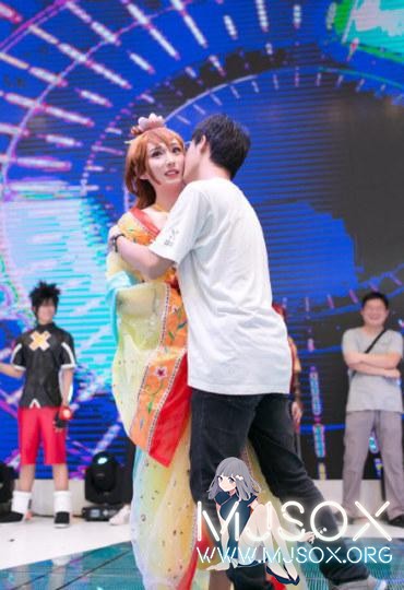 当场就弯了！小伙CJ展上强吻伪娘堪比春宫图