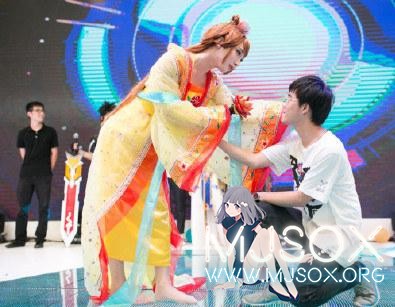 当场就弯了！小伙CJ展上强吻伪娘堪比春宫图